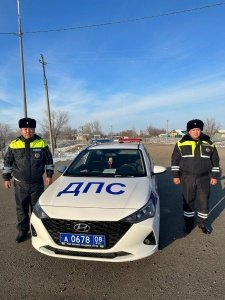 Жительница Волгограда поблагодарила дорожных полицейских Калмыкии за оказанную помощь и неравнодушие